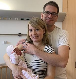 Christina und Constantin Bronowski mit dem Neujahrsbaby Elena