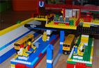 Doppelbahnsteig Lego-Bahnhof. Holz-U-Bahn für Holzeisenbahn