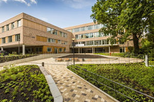 Kinder-UKE. Kinderkrankenhaus. Hamburg. Außenansicht. Eingang